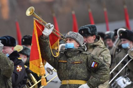 Алабино.  Военнослужащие во время первой совместной репетиции пеших расчетов, механизированных колонн и авиации на полигоне Алабино, приуроченной к участию в параде Победы 9 мая.