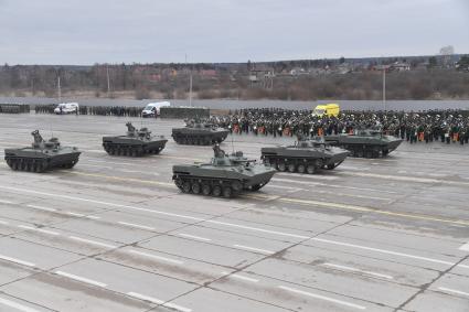 Алабино. Военная техника во время первой совместной репетиции пеших расчетов, механизированных колонн и авиации на полигоне Алабино, приуроченной к участию в параде Победы 9 мая.