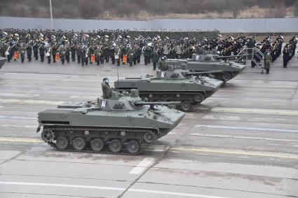 Алабино. Военная техника во время первой совместной репетиции пеших расчетов, механизированных колонн и авиации на полигоне Алабино, приуроченной к участию в параде Победы 9 мая.