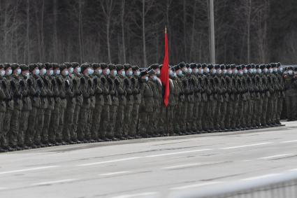 Алабино. Военнослужащие во время первой совместной репетиции пеших расчетов, механизированных колонн и авиации на полигоне Алабино, приуроченной к участию в параде Победы 9 мая.
