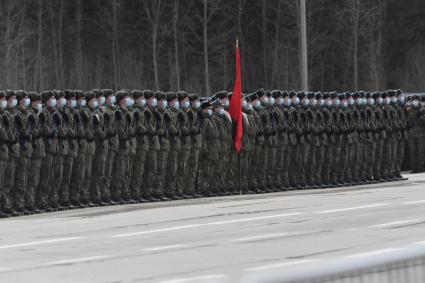 Алабино.  Военнослужащие во время первой совместной репетиции пеших расчетов, механизированных колонн и авиации на полигоне Алабино, приуроченной к участию в параде Победы 9 мая.