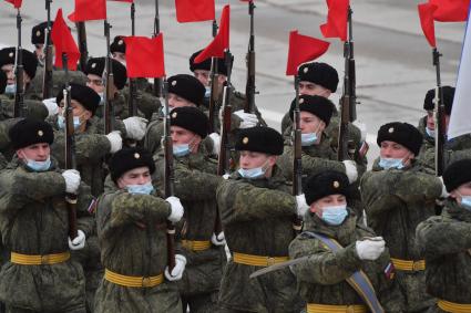 Алабино.  Военнослужащие во время первой совместной репетиции пеших расчетов, механизированных колонн и авиации на полигоне Алабино, приуроченной к участию в параде Победы 9 мая.