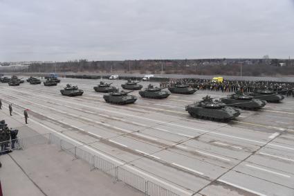 Алабино. Танки Т-72Б3 во время первой совместной репетиции пеших расчетов, механизированных колонн и авиации на полигоне Алабино, приуроченной к участию в параде Победы 9 мая.