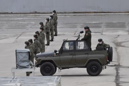 Алабино.  Военнослужащие во время первой совместной репетиции пеших расчетов, механизированных колонн и авиации на полигоне Алабино, приуроченной к участию в параде Победы 9 мая.