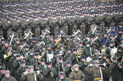 Алабино. Военнослужащие во время первой совместной репетиции пеших расчетов, механизированных колонн и авиации на полигоне Алабино, приуроченной к участию в параде Победы 9 мая.