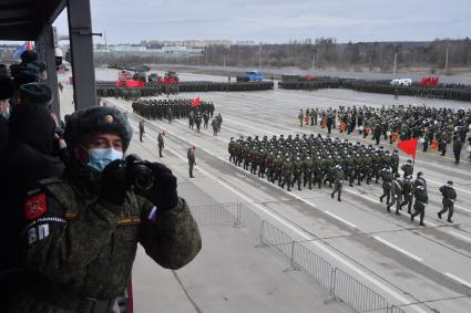 Алабино.  Военнослужащие во время первой совместной репетиции пеших расчетов, механизированных колонн и авиации на полигоне Алабино, приуроченной к участию в параде Победы 9 мая.