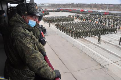 Алабино.  Военнослужащие во время первой совместной репетиции пеших расчетов, механизированных колонн и авиации на полигоне Алабино, приуроченной к участию в параде Победы 9 мая.