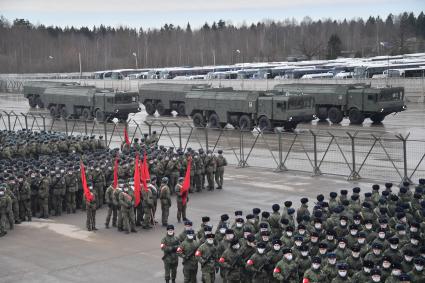 Алабино. Военная техника  во время первой совместной репетиции пеших расчетов, механизированных колонн и авиации на полигоне Алабино, приуроченной к участию в параде Победы 9 мая.