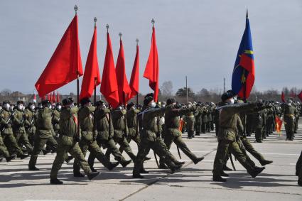 Алабино. Военнослужащие во время первой совместной репетиции пеших расчетов, механизированных колонн и авиации на полигоне Алабино, приуроченной к участию в параде Победы 9 мая.