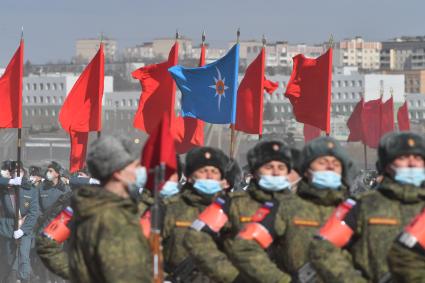 Алабино. Военнослужащие во время первой совместной репетиции пеших расчетов, механизированных колонн и авиации на полигоне Алабино, приуроченной к участию в параде Победы 9 мая.