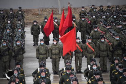 Алабино.  Военнослужащие во время первой совместной репетиции пеших расчетов, механизированных колонн и авиации на полигоне Алабино, приуроченной к участию в параде Победы 9 мая.