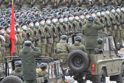 Алабино.  Военнослужащие во время первой совместной репетиции пеших расчетов, механизированных колонн и авиации на полигоне Алабино, приуроченной к участию в параде Победы 9 мая.