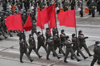 Алабино.  Военнослужащие во время первой совместной репетиции пеших расчетов, механизированных колонн и авиации на полигоне Алабино, приуроченной к участию в параде Победы 9 мая.