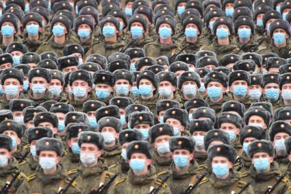 Алабино. Военнослужащие во время первой совместной репетиции пеших расчетов, механизированных колонн и авиации на полигоне Алабино, приуроченной к участию в параде Победы 9 мая.