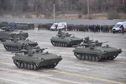 Алабино.  Военная техника во время первой совместной репетиции пеших расчетов, механизированных колонн и авиации на полигоне Алабино, приуроченной к участию в параде Победы 9 мая.