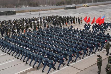 Алабино.  Военнослужащие во время первой совместной репетиции пеших расчетов, механизированных колонн и авиации на полигоне Алабино, приуроченной к участию в параде Победы 9 мая.