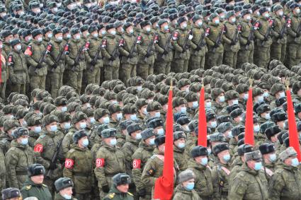 Алабино.  Военнослужащие во время первой совместной репетиции пеших расчетов, механизированных колонн и авиации на полигоне Алабино, приуроченной к участию в параде Победы 9 мая.