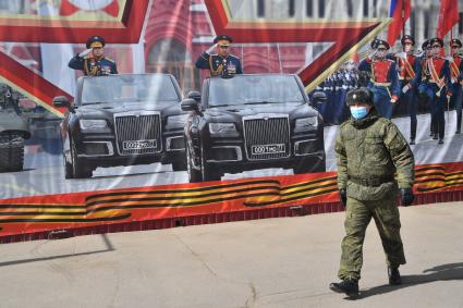 Алабино.  Военнослужащие перед началом первой совместной репетиции пеших расчетов, механизированных колонн и авиации на полигоне Алабино, приуроченной к участию в параде Победы 9 мая.