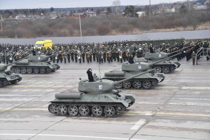 Алабино.  Танки Т-34-85 во время первой совместной репетиции пеших расчетов, механизированных колонн и авиации на полигоне Алабино, приуроченной к участию в параде Победы 9 мая.