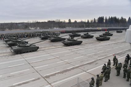 Алабино.  Танки Т-72Б3 во время первой совместной репетиции пеших расчетов, механизированных колонн и авиации на полигоне Алабино, приуроченной к участию в параде Победы 9 мая.