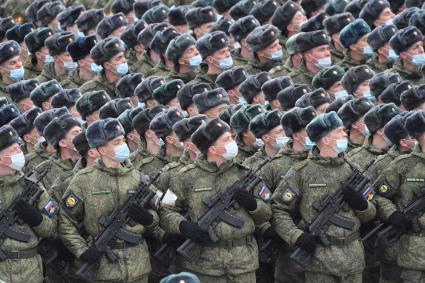 Алабино.  Военнослужащие во время первой совместной репетиции пеших расчетов, механизированных колонн и авиации на полигоне Алабино, приуроченной к участию в параде Победы 9 мая.