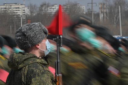 Алабино. Военнослужащие во время первой совместной репетиции пеших расчетов, механизированных колонн и авиации на полигоне Алабино, приуроченной к участию в параде Победы 9 мая.