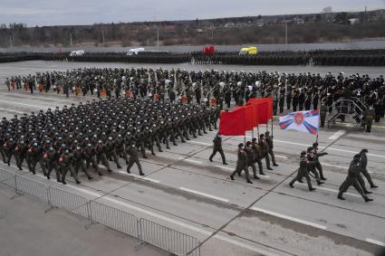 Алабино.  Военнослужащие во время первой совместной репетиции пеших расчетов, механизированных колонн и авиации на полигоне Алабино, приуроченной к участию в параде Победы 9 мая.