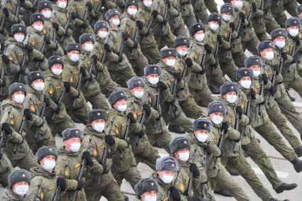 Алабино. Военнослужащие во время первой совместной репетиции пеших расчетов, механизированных колонн и авиации на полигоне Алабино, приуроченной к участию в параде Победы 9 мая.
