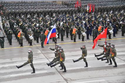 Алабино.  Военнослужащие во время первой совместной репетиции пеших расчетов, механизированных колонн и авиации на полигоне Алабино, приуроченной к участию в параде Победы 9 мая.