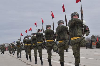 Алабино. Линейные во время первой совместной репетиции пеших расчетов, механизированных колонн и авиации на полигоне Алабино, приуроченной к участию в параде Победы 9 мая.