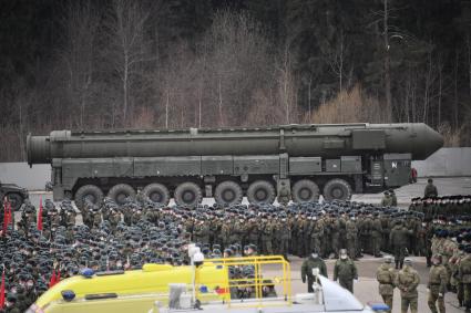 Алабино. Автономная пусковая установка ПГРК Ярс во время первой совместной репетиции пеших расчетов, механизированных колонн и авиации на полигоне Алабино, приуроченной к участию в параде Победы 9 мая.