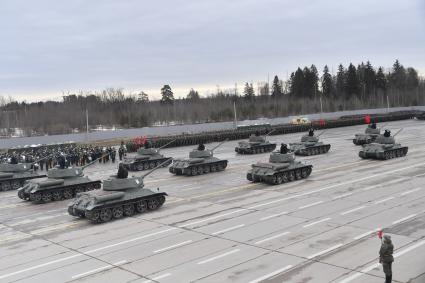 Алабино.  Танки Т-34-85 во время первой совместной репетиции пеших расчетов, механизированных колонн и авиации на полигоне Алабино, приуроченной к участию в параде Победы 9 мая.