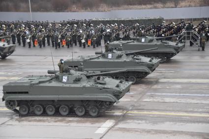 Алабино.  Военная техника во время первой совместной репетиции пеших расчетов, механизированных колонн и авиации на полигоне Алабино, приуроченной к участию в параде Победы 9 мая.