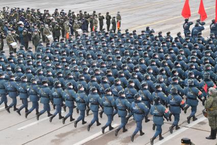 Алабино.  Военнослужащие во время первой совместной репетиции пеших расчетов, механизированных колонн и авиации на полигоне Алабино, приуроченной к участию в параде Победы 9 мая.