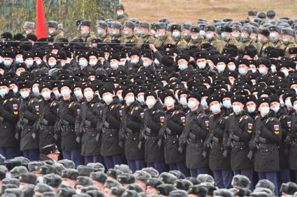 Алабино.  Военнослужащие во время первой совместной репетиции пеших расчетов, механизированных колонн и авиации на полигоне Алабино, приуроченной к участию в параде Победы 9 мая.