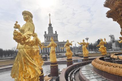 Москва.  Скульптуры фонтана `Дружба народов` на ВДНХ.