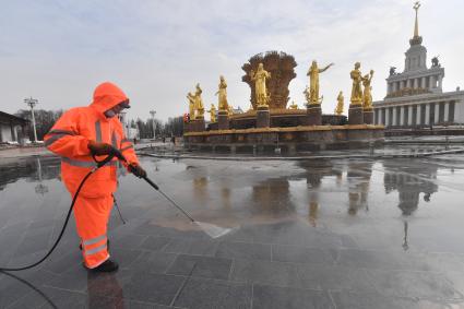 Москва. Работник `Гормоста` проводит промывку фонтана `Дружба народов` на ВДНХ.