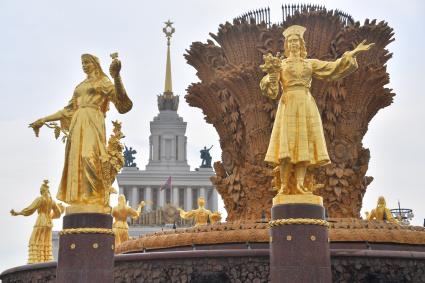 Москва. Скульптуры фонтана `Дружба народов` на ВДНХ.