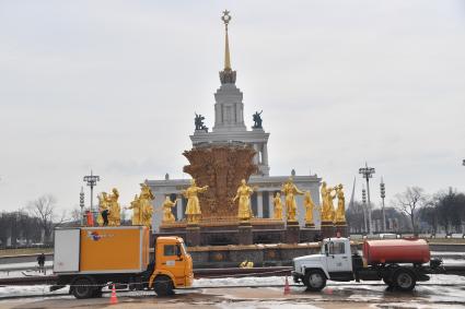 Москва. Работники `Гормоста` проводят промывку фонтана `Дружба народов` на ВДНХ.