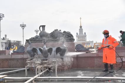 Москва. Работник `Гормоста` моет скульптурную композицию у фонтана `Каменный цветок` на ВДНХ.