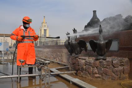 Москва. Работник `Гормоста` моет скульптурную композицию у фонтана `Каменный цветок` на ВДНХ.