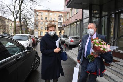 Москва.  Руководитель Федеральной службы по надзору в сфере защиты прав потребителей и благополучия человека (Роспотребнадзор) Анна Попова и корреспондент `Комсомольской правды` Александр Гамов у редакции `Комсомольской правды`.