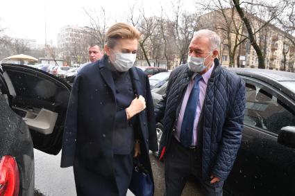 Москва. Руководитель Федеральной службы по надзору в сфере защиты прав потребителей и благополучия человека (Роспотребнадзор) Анна Попова и корреспондент `Комсомольской правды` Александр Гамов у редакции `Комсомольской правды`.
