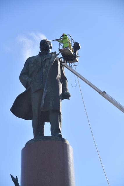 Москва. Работники коммунальных служб моют памятник В. И. Ленину на Калужской площади.