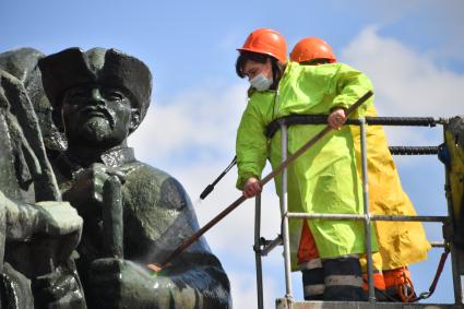 Москва. Работники коммунальных служб моют памятник В. И. Ленину на Калужской площади.