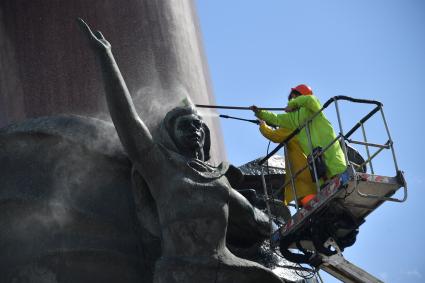 Москва. Работники коммунальных служб моют памятник В. И. Ленину на Калужской площади.