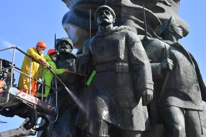 Москва. Работники коммунальных служб моют памятник В. И. Ленину на Калужской площади.