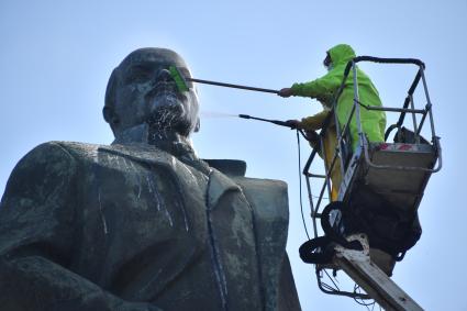 Москва. Работники коммунальных служб моют памятник В. И. Ленину на Калужской площади.