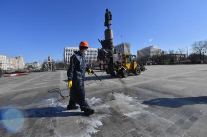 Москва. Работники коммунальных служб моют Калужскую площадь площадь у памятника Владимиру Ленину.