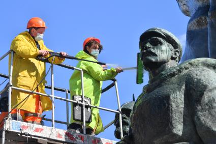 Москва. Работники коммунальных служб моют памятник В. И. Ленину на Калужской площади.